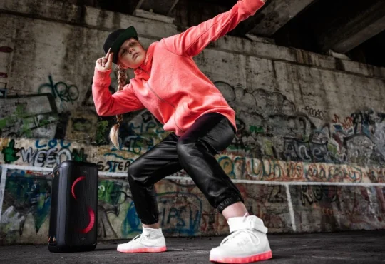 7 Sneaker Styling Tips for Casual and Smart Outfits